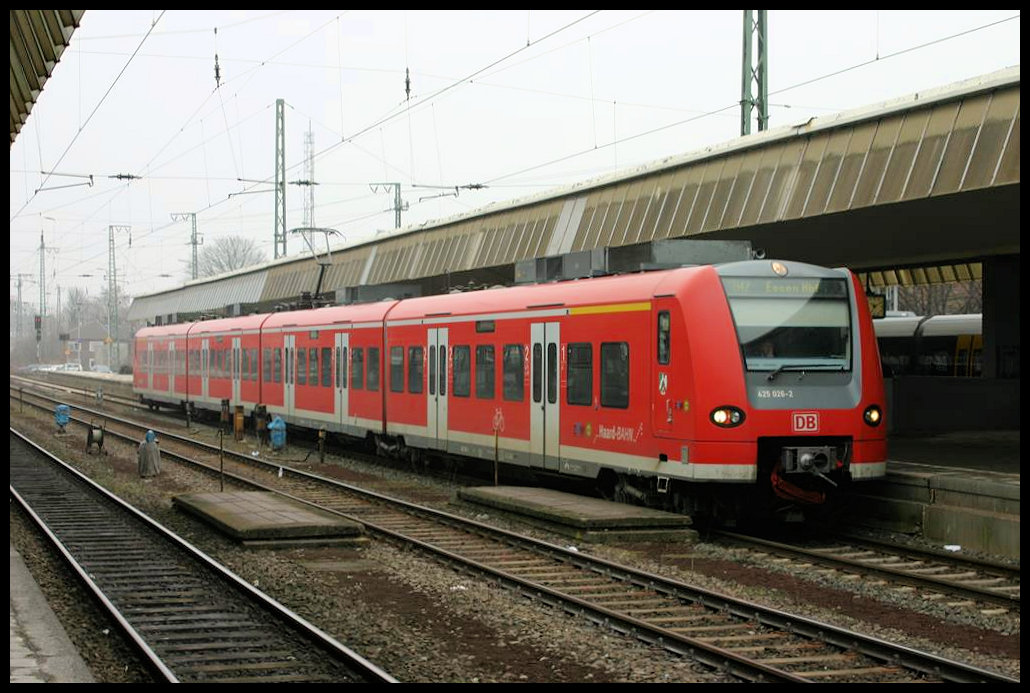 ET 426026 der Haard Bahn steht hier am 19.3.2006 abfahrbereit am Bahnsteig im HBF Münster in Westfalen.