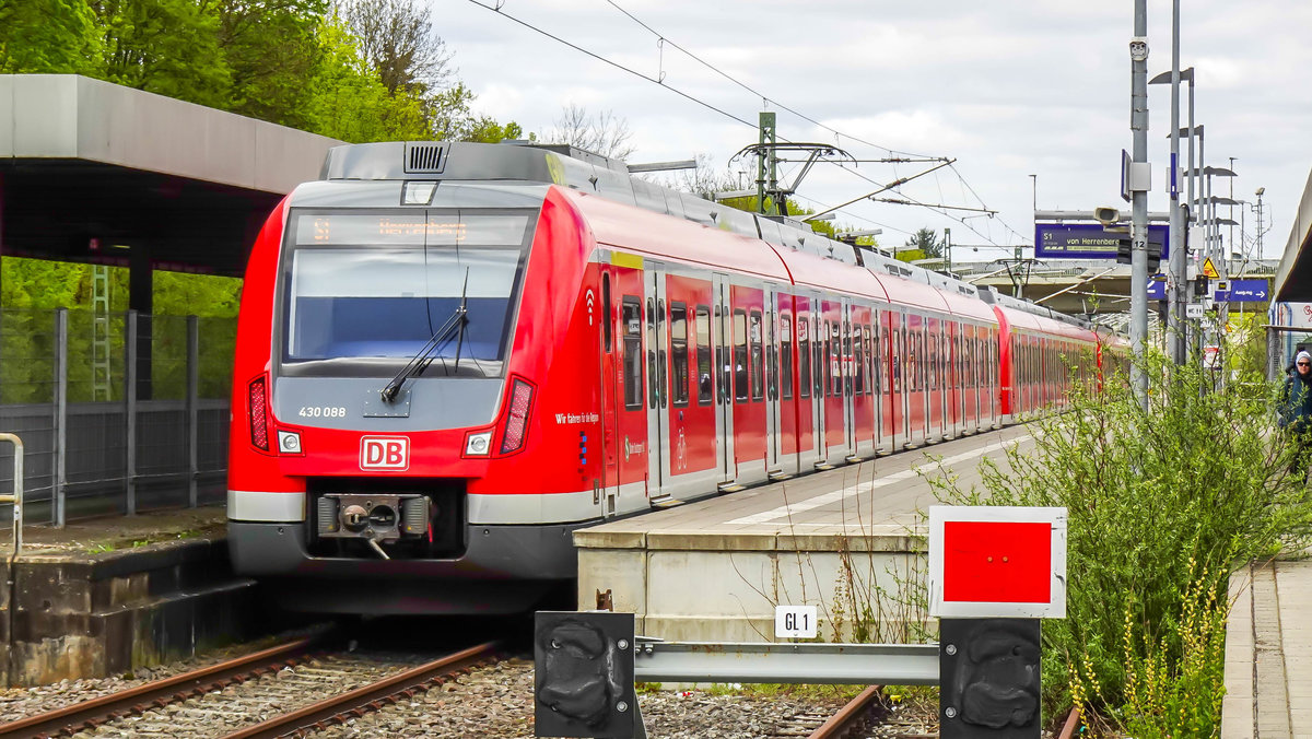 ET 430 088 mit einem Langzug der S-Bahn Stuttgart als S1 nach Herrenberg in Kirchheim (Teck), 14.04.20.