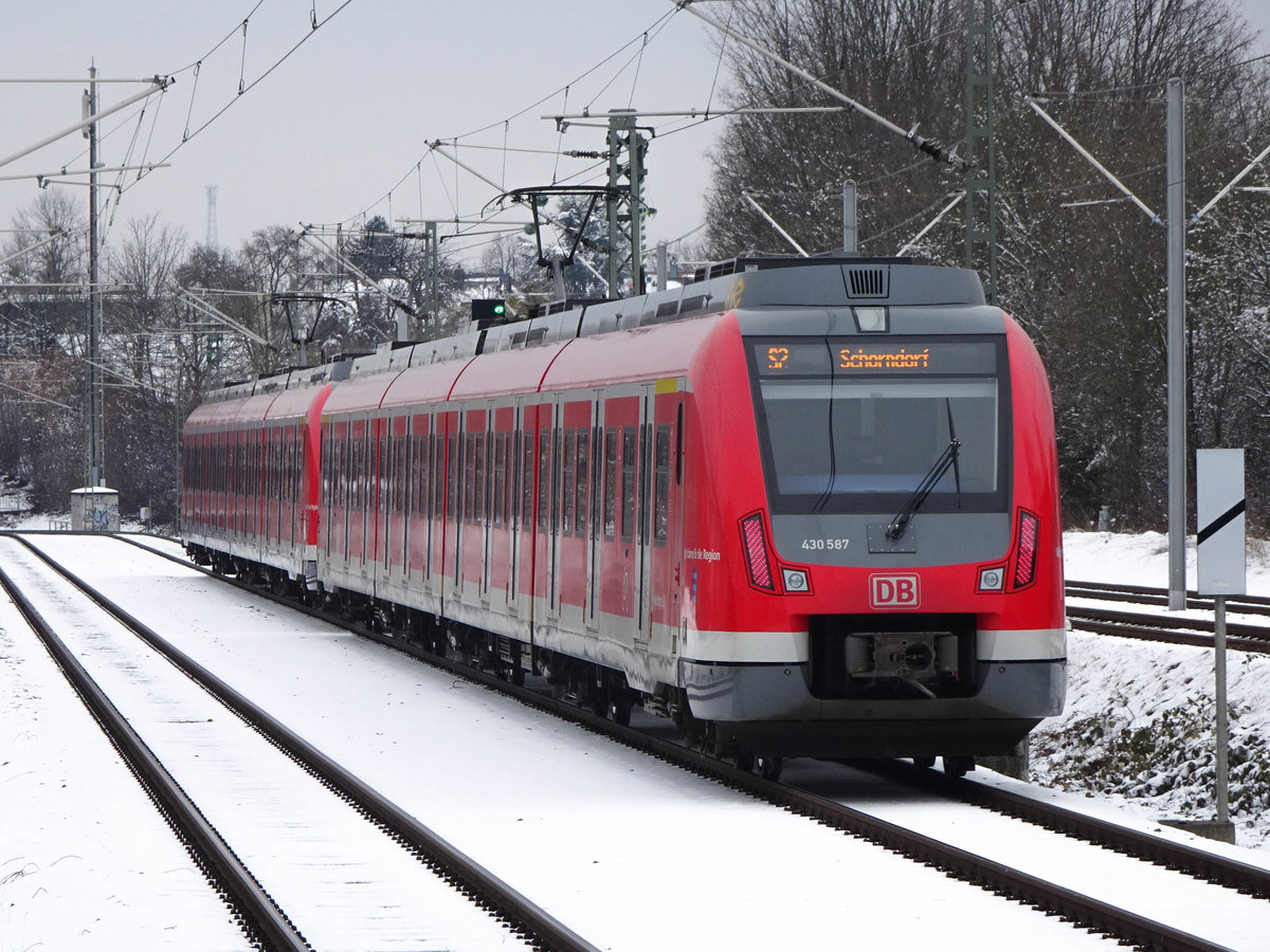 ET 430 587 als S2 nach Schorndorf bei der Ausfahrt aus Leinfelden, 19.02.2017.