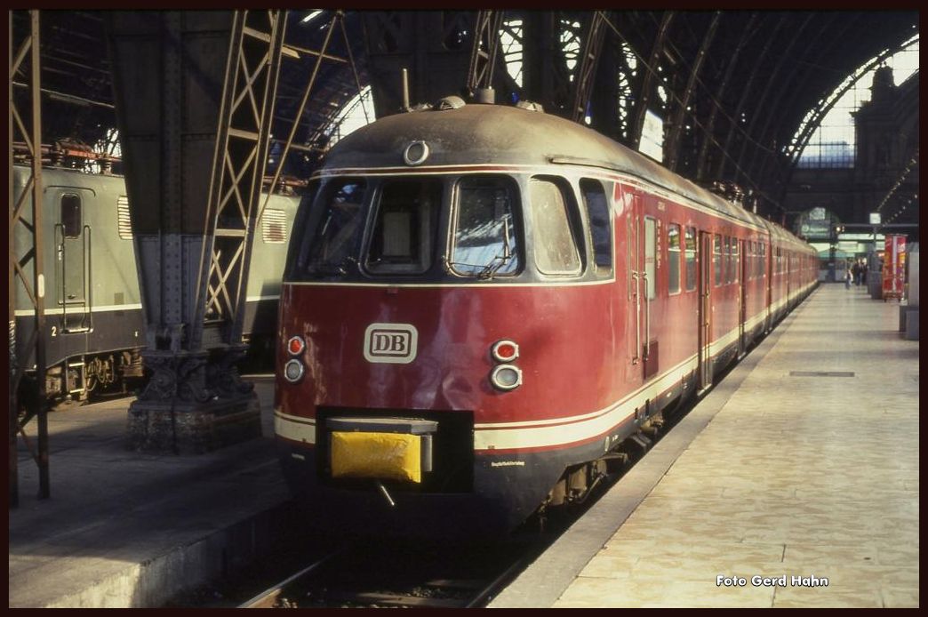 ET 430114 steht am 14.09.1991 um 10.25 Uhr abfahrbereit als Sonderzug zur IAA im HBF Frankfurt am Main.