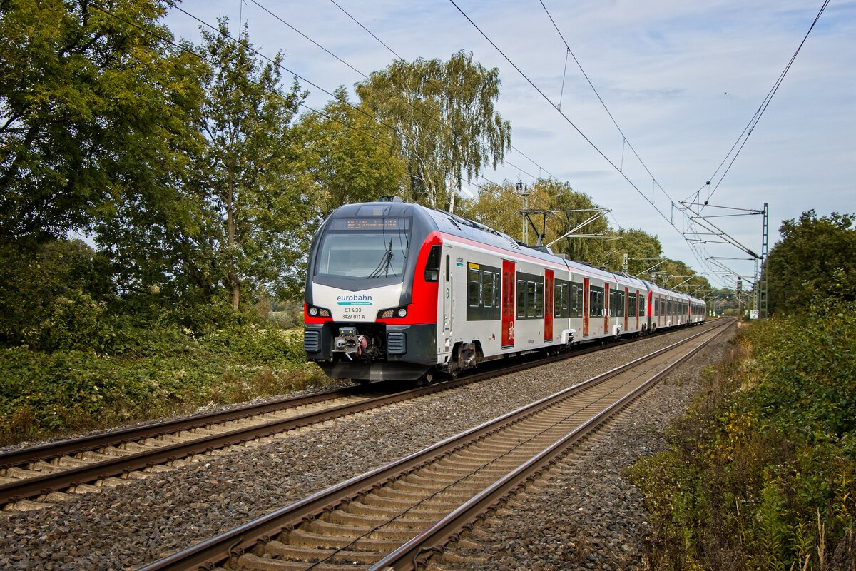 ET 4.33 (3427 011 A) in Regiobahn-Lackierung, leihweise bei der Eurobahn, in einer Dreifachtraktion als RE 3 bei Bönen-Nordbögge (01.10.2021)