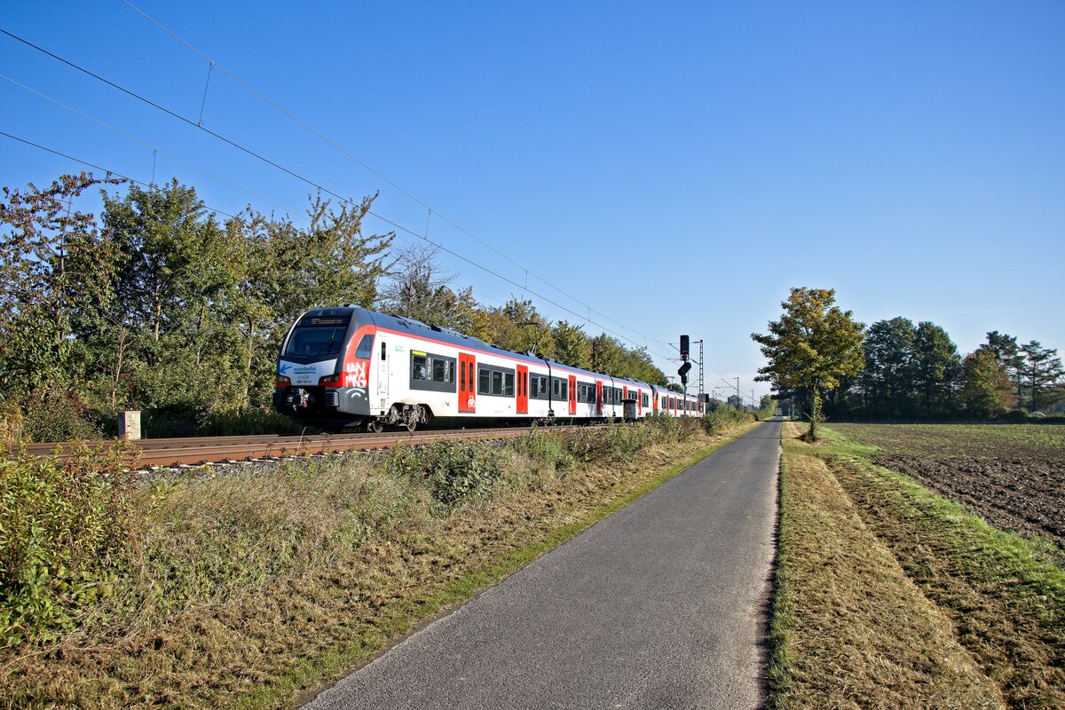 ET 4.33/3427 011 A der Eurobahn, leider schon an der Front verunstaltet, bei Nordbögge (08.10.2021)