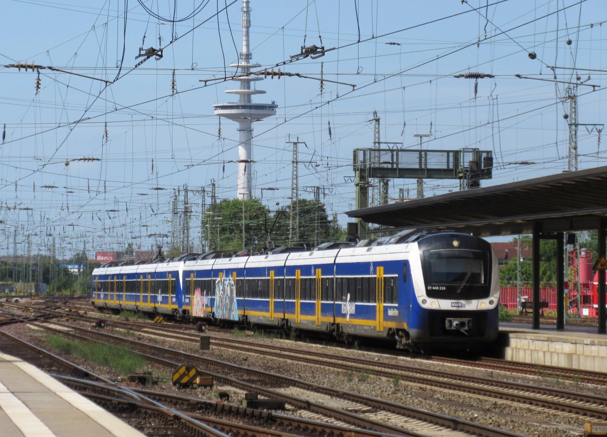 ET 440 218 und ein weiterer 440er der NWB erreichen am 05.August 2015 als RS4 den Bremer Hauptbahnhof.