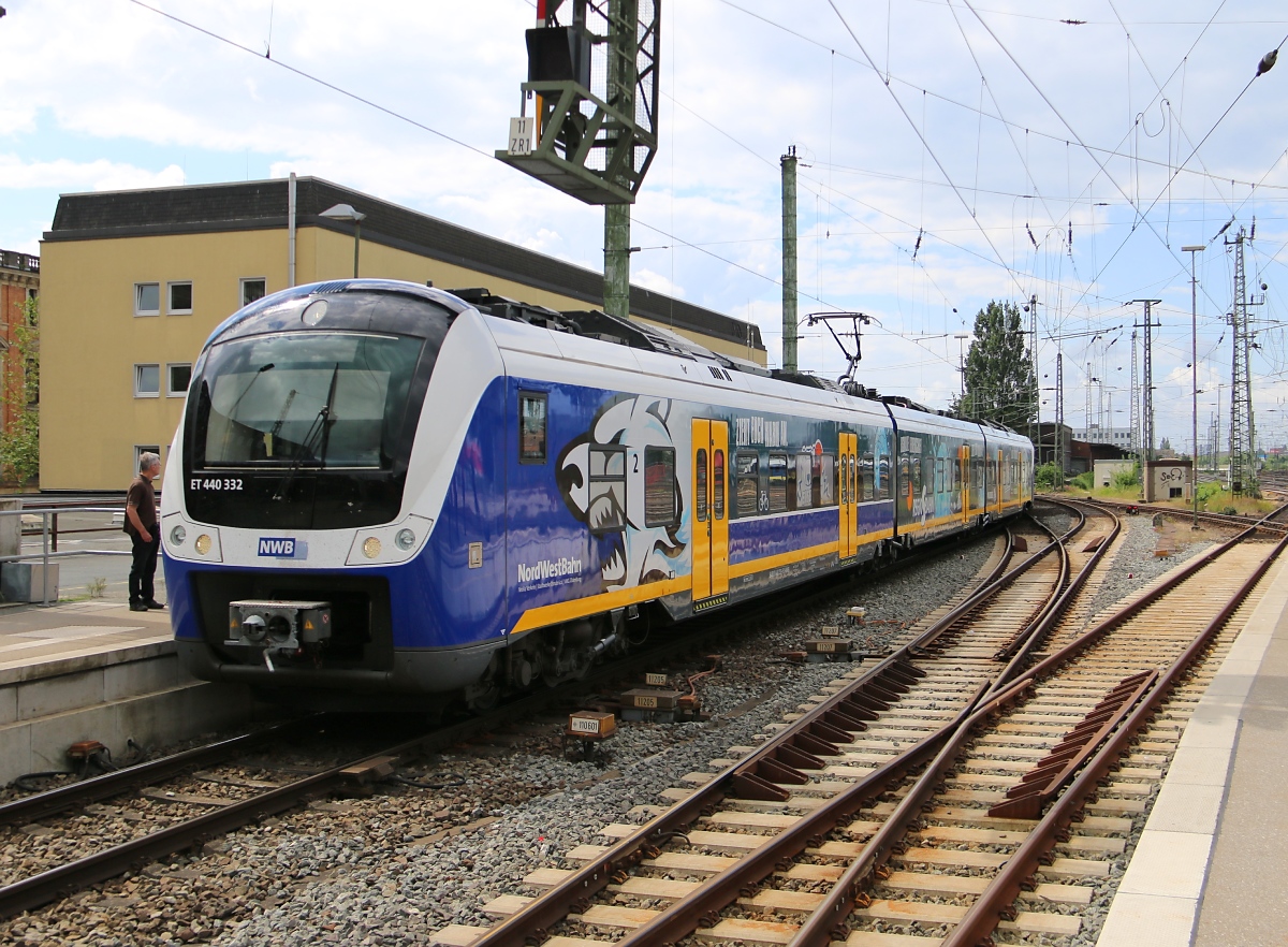 ET 440 332 der NWB als Werbeträger für die Eisbären Bremerhaven bei der Einfahrt nach Bremen Hauptbahnhof. Aufgenommen am 14.06.2014.