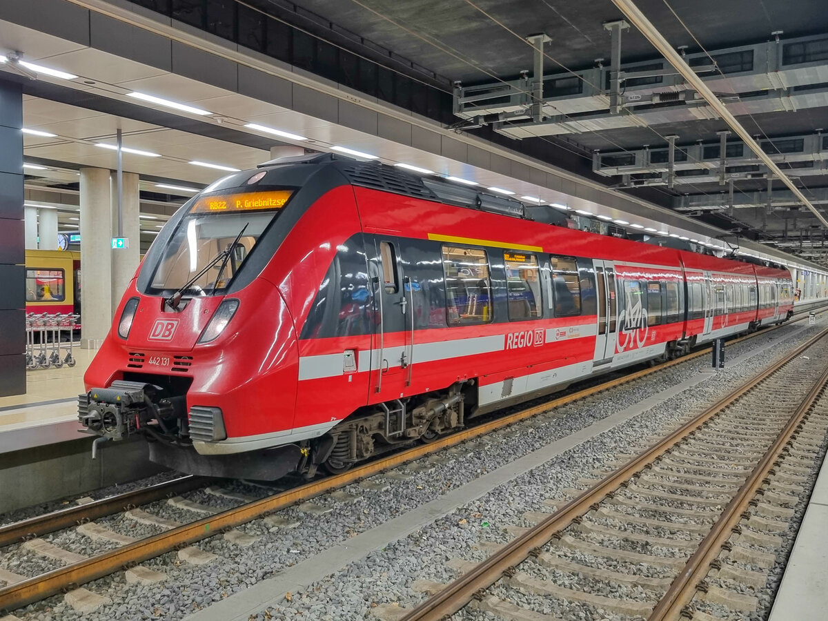 ET 442 131 mit der RB 22 nach Potsdam Griebnitzsee in Flughafen BER - Terminal 1-2, 29.07.2022.