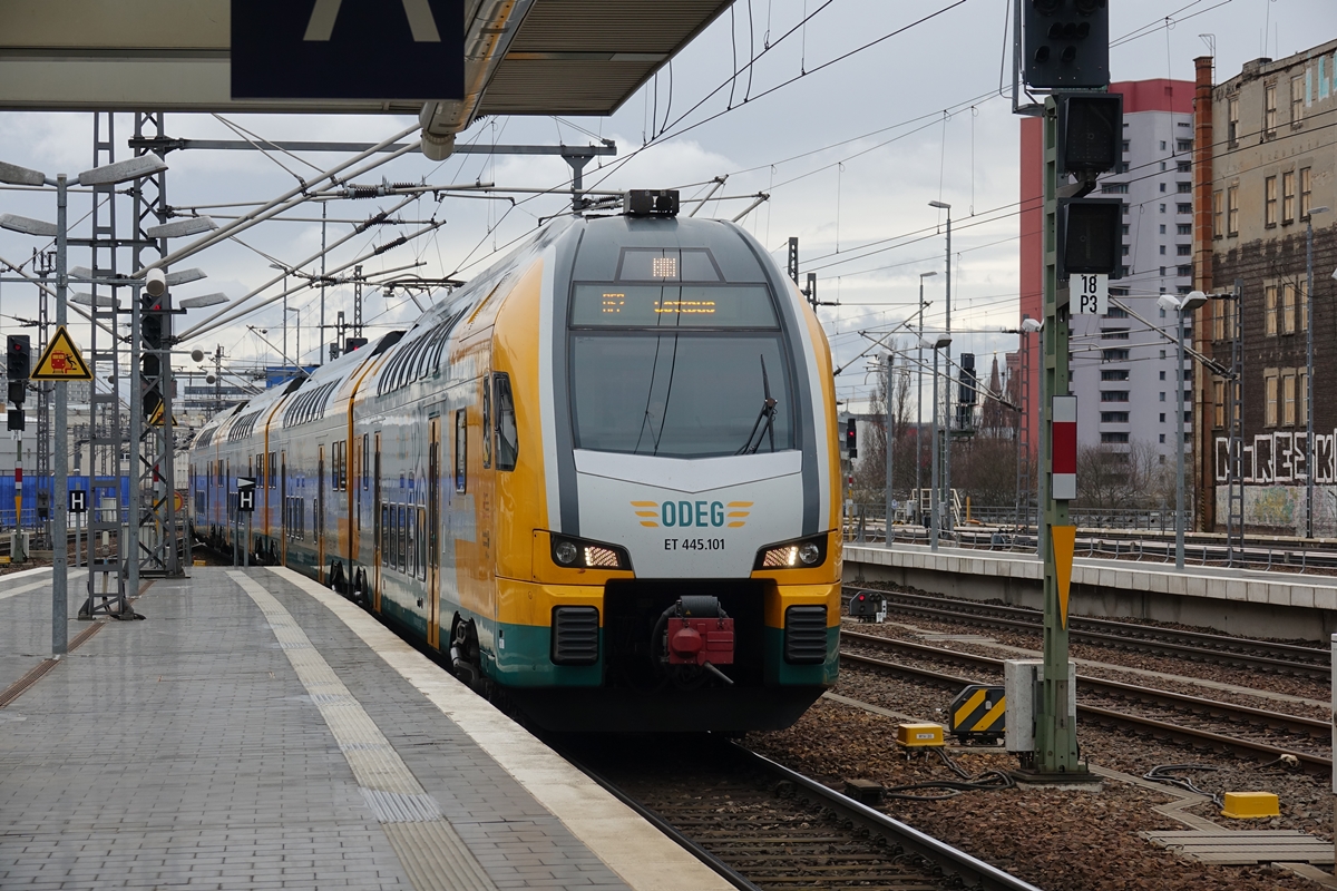 ET 445.101 der ODEG als RE 2 Richtung Cottbus bei der Einfahrt in Berlin Ostbahnhof am 21.03.2017