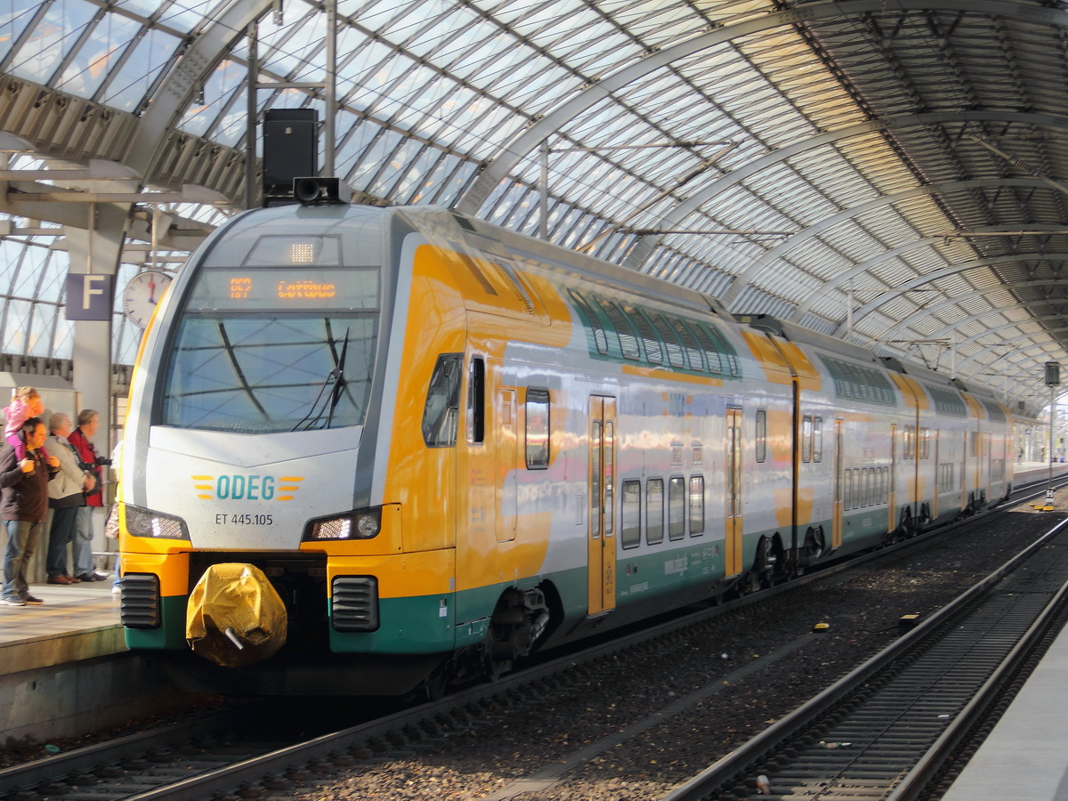 ET 445.105 am 27. Oktober 2013  mit dem RE 7 von Wismar nach Cottbus (RE 37366) bei der Einfahrt in den Bahnhof Berlin-Spandau auf Gleis 5.  