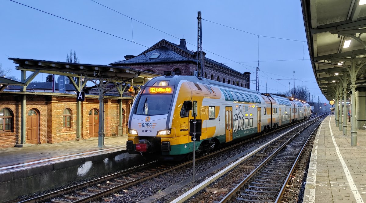 ET 445.110 mit RE2 nach Cottbus in Königs Wusterhausen am 23.12.2020.
