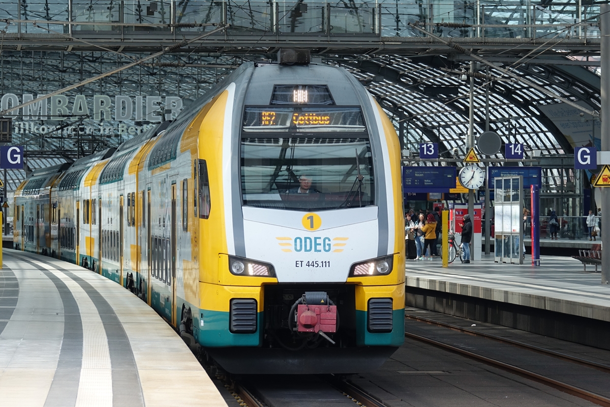 ET 445.111 der ODEG als RE2 nach Cottbus bei der Ausfahrt in Berlin Hauptbahnhof am 22.04.2017