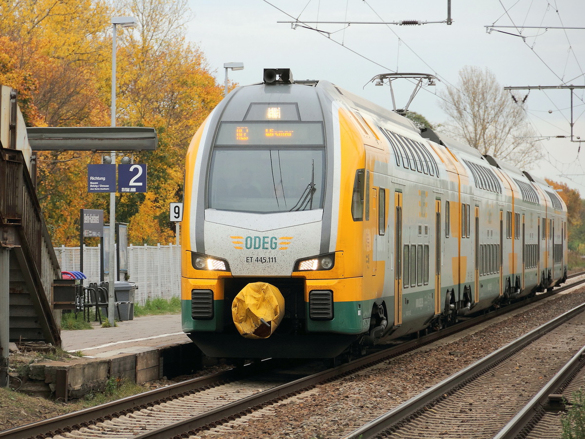 ET 445.111  der Ostdeutschen Eisenbahn  mit dem RE 2 nach Wismar  bei der Durchfahrt durch den Bahnhof Karlshorst am 23. Oktober 2013.


