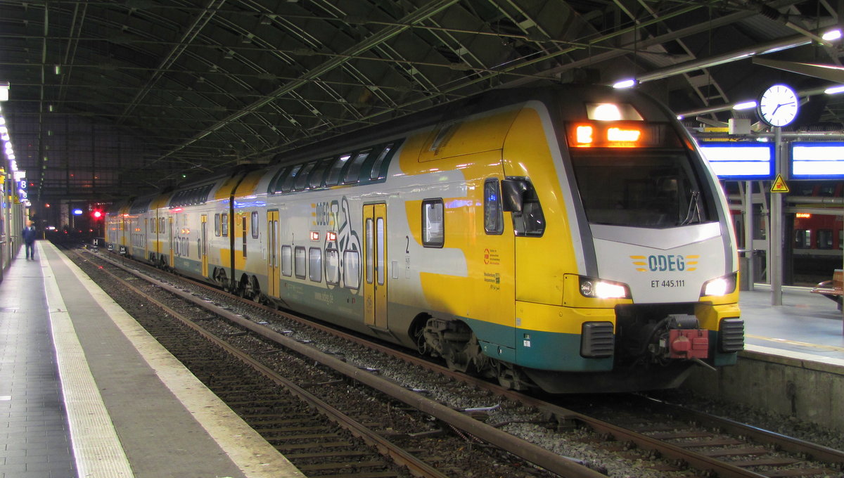  ET 445.111  war am 30.12.2016 mit Einen RE2 von Cottbus nach Wismar unterwegs. Hier sieht man den Zug am Berliner Ostbahnhof. 