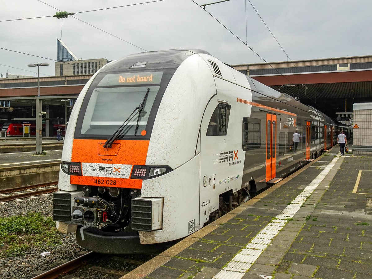 ET 462 028 von national express steht als RE6 aus Minden in Düsseldorf Hbf, 18.04.2020.