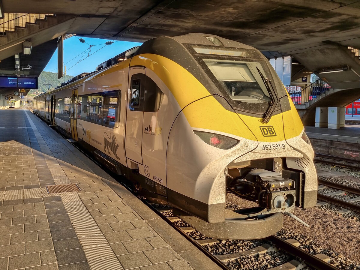 ET 463 591-8 mit dem RE 73 nach Karlsruhe Hbf steht in der Abendsonne im Heidelberger Hbf, 22.07.2023.