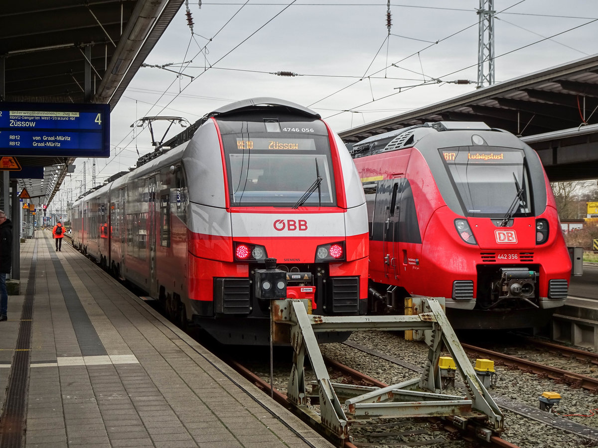 ET 4746 056 der ODEG als RE 10 nach Züssow. Daneben ET 442 356 als RB 17 nach Ludwigslust in Rostock Hbf, 17.03.2020.