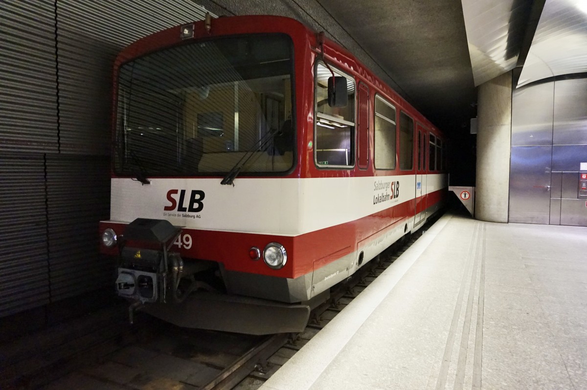 ET 49 der Salzburger Lokalbahn am 5.1.2016 abgestellt im Salzburger Lokalbahnhof.
In Zukunft soll dieser Tunnel, in dem der Zug abgestellt ist, durch die Stadt verlängert werden. Dann sollen die Züge der SLB über Anif bis nach Hallein gelangen.