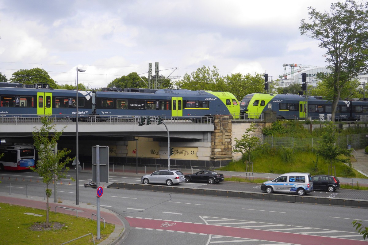 ET 5.07 und 5.09 der Nordbahn als RB 61 Itzehoe - Hamburg Hbf in Hamburg Dammtor, 24.6.15.