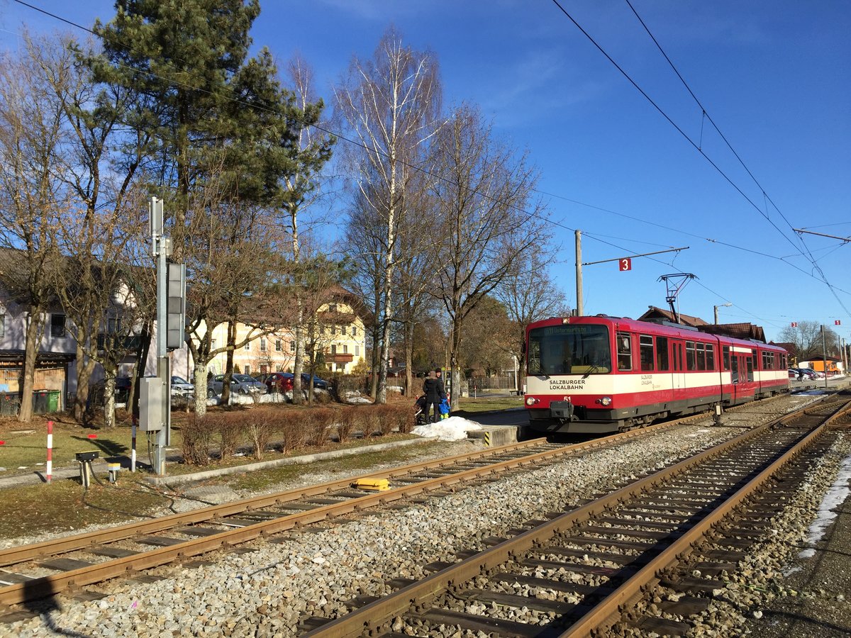 ET 51 der SLB wartet am 05.02.2017 auf seine nächste Fahrt (als S11) von Bürmoos nach Ostermiething.