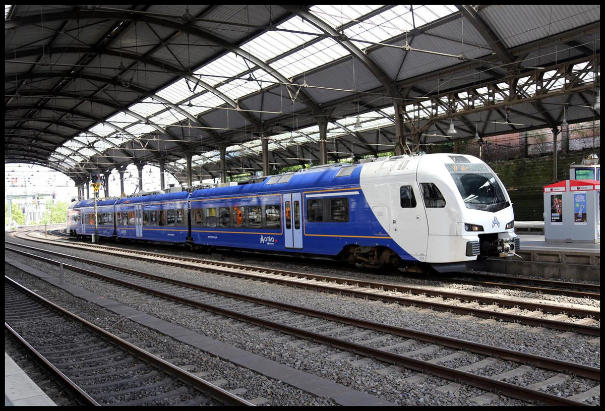 ET 553 von Arriva wartet hier am 20.7.2020 um 14.38 Uhrin der Bahnhofshalle von Aachen auf die Abfahrt nach Maastricht.