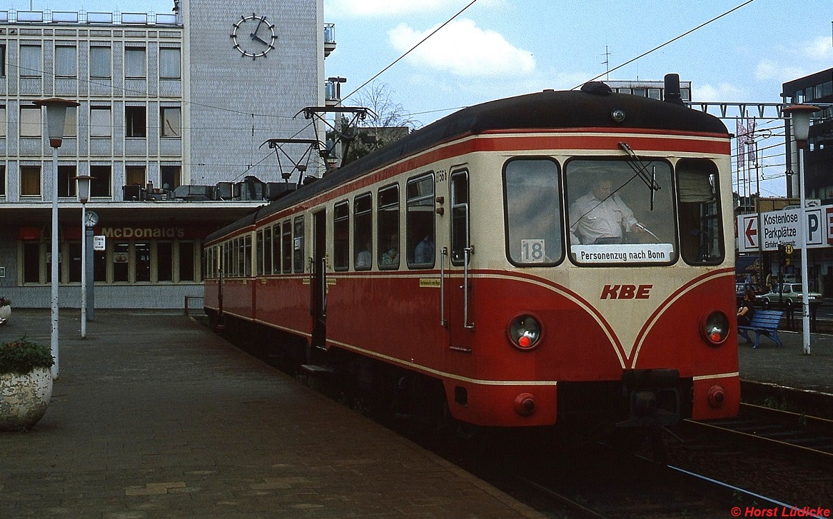 ET 56 als Personenzug nach Bonn im Vorgebirgsbahnhof der KBE am Barbarossaplatz um 1982. Der Triebwagen wurde 1956 bei Westwaggon gebaut und 1986 ausgemustert. Im gleichen Jahr wurde auch der Vorgebirgsbahnhof mit Aufnahme des Stadtbahnbetriebes berflssig.