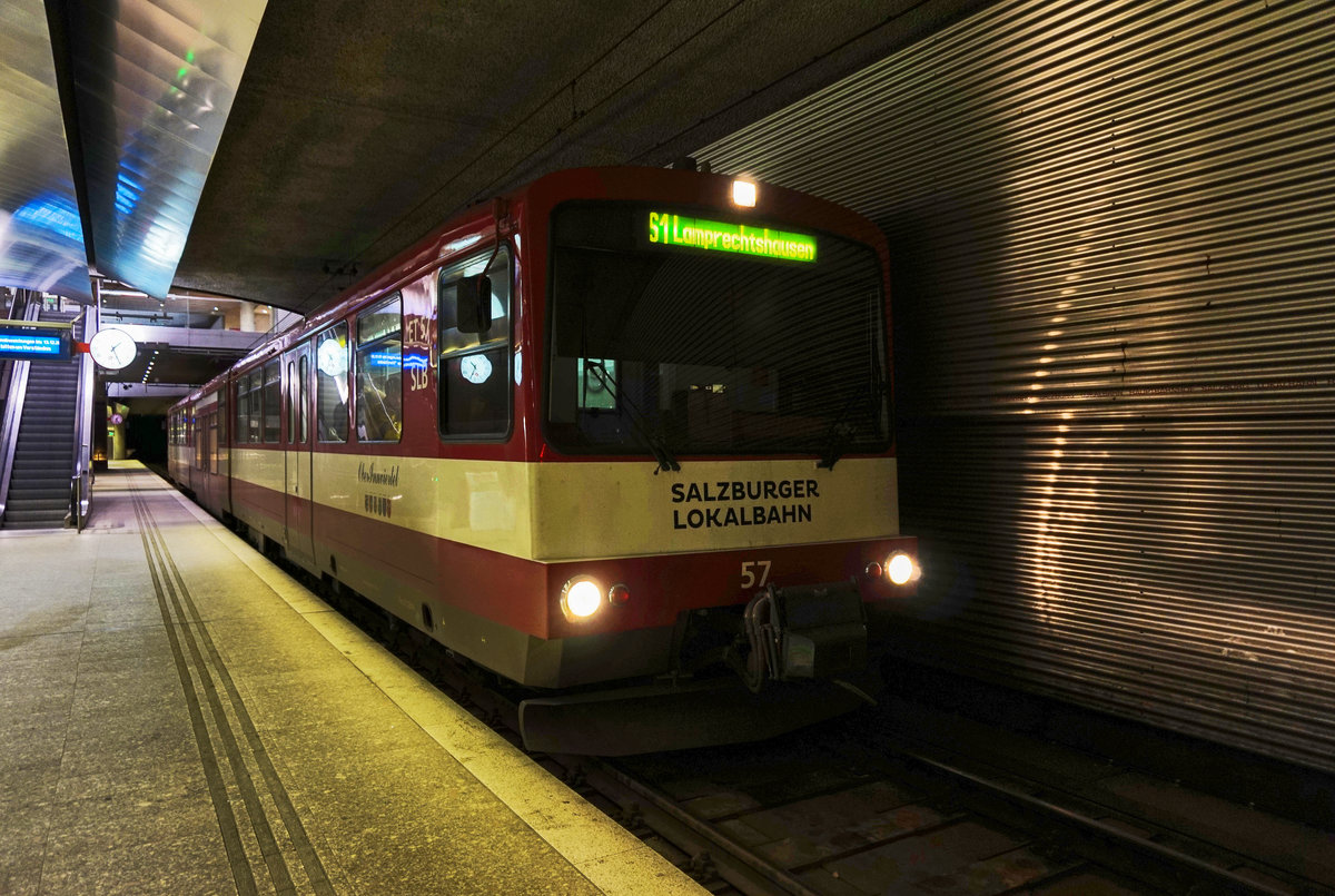 ET 57 wartet in Salzburg Hbf auf die Abfahrt als S1 39 nach Lamprechtshausen.
Aufgenommen am 10.12.2016.