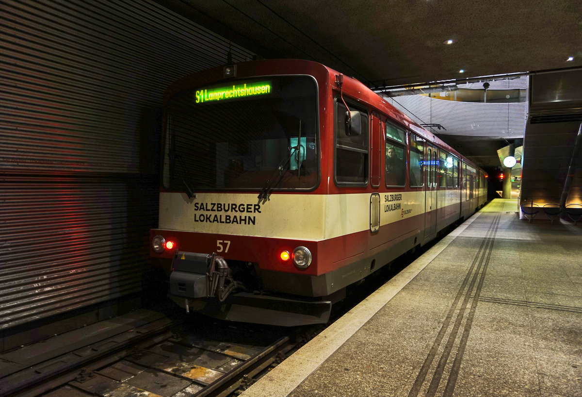 ET 57 wartet in Salzburg Hbf auf die Abfahrt als S1 39 nach Lamprechtshausen.
Aufgenommen am 10.12.2016.