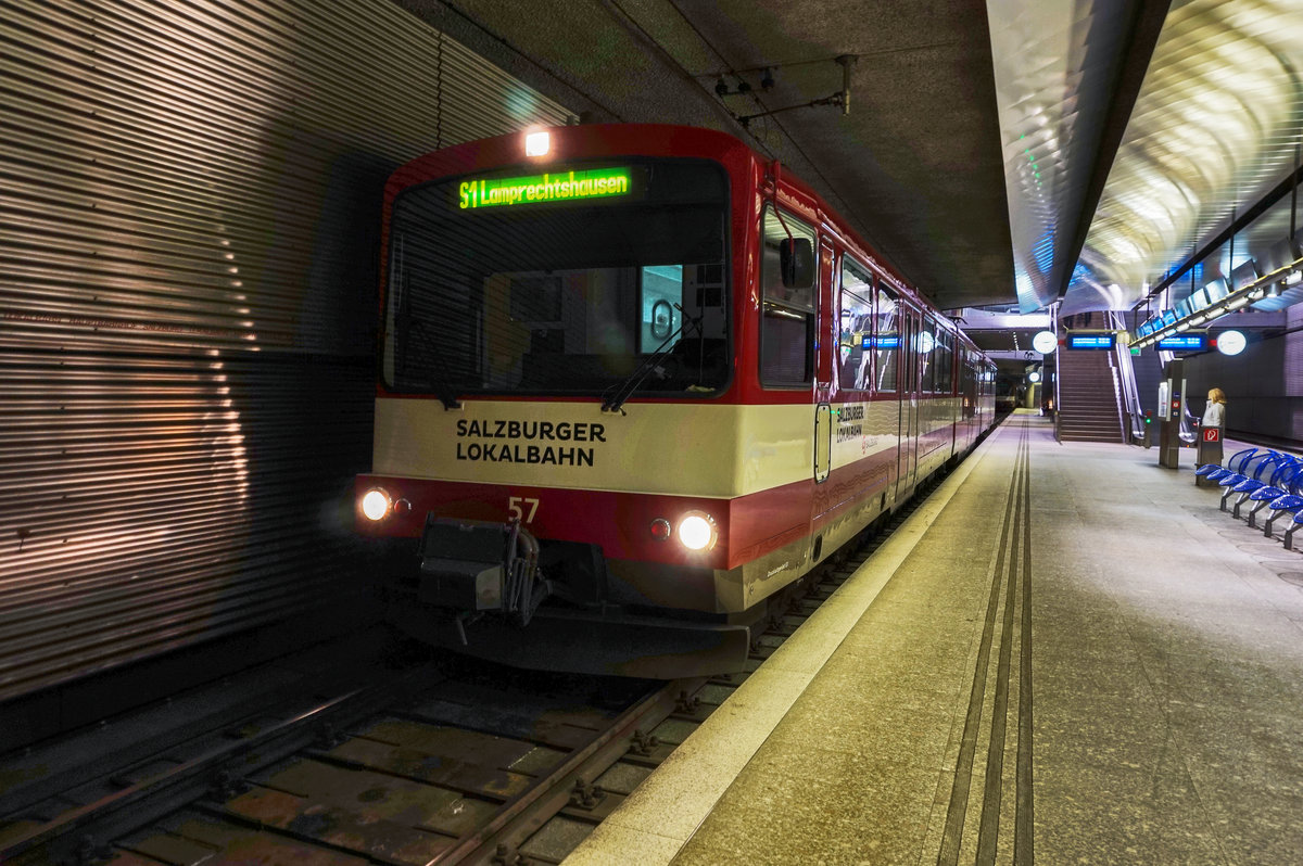ET 57 wartet im Salzburger Lokalbahnhof auf die Abfahrt als S1 43 nach Lamprechtshausen.
Aufgenommen am 29.12.2016.