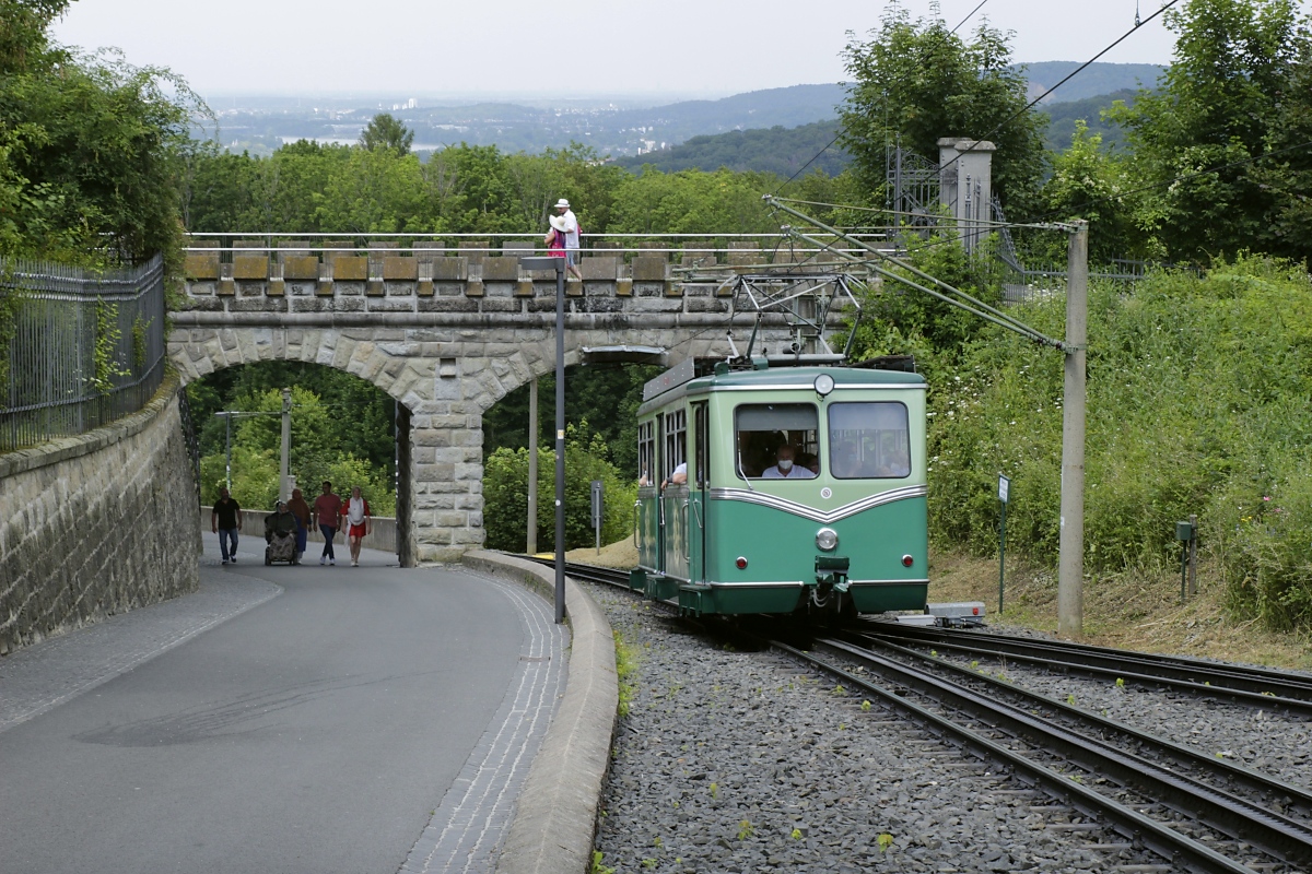 ET 6 der Drachenfelsbahn (Eigenbau/BBC 1978) trifft am 22.07.2021 in der Ausweiche Schloss Drachenburg ein