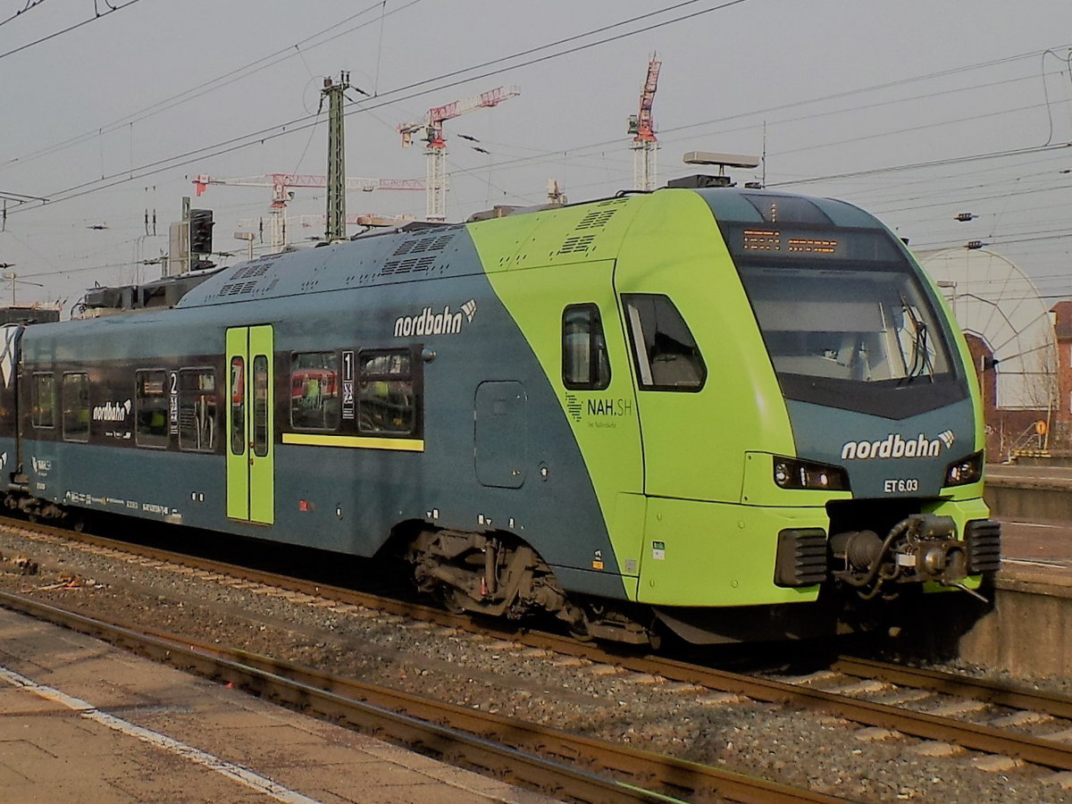 ET 6.03, Triebkopf (Stadler Flint 3) der Nordbahn am 6.3.2018: Bereitstellung als RB 71 im Bahnhof HH-Altona /