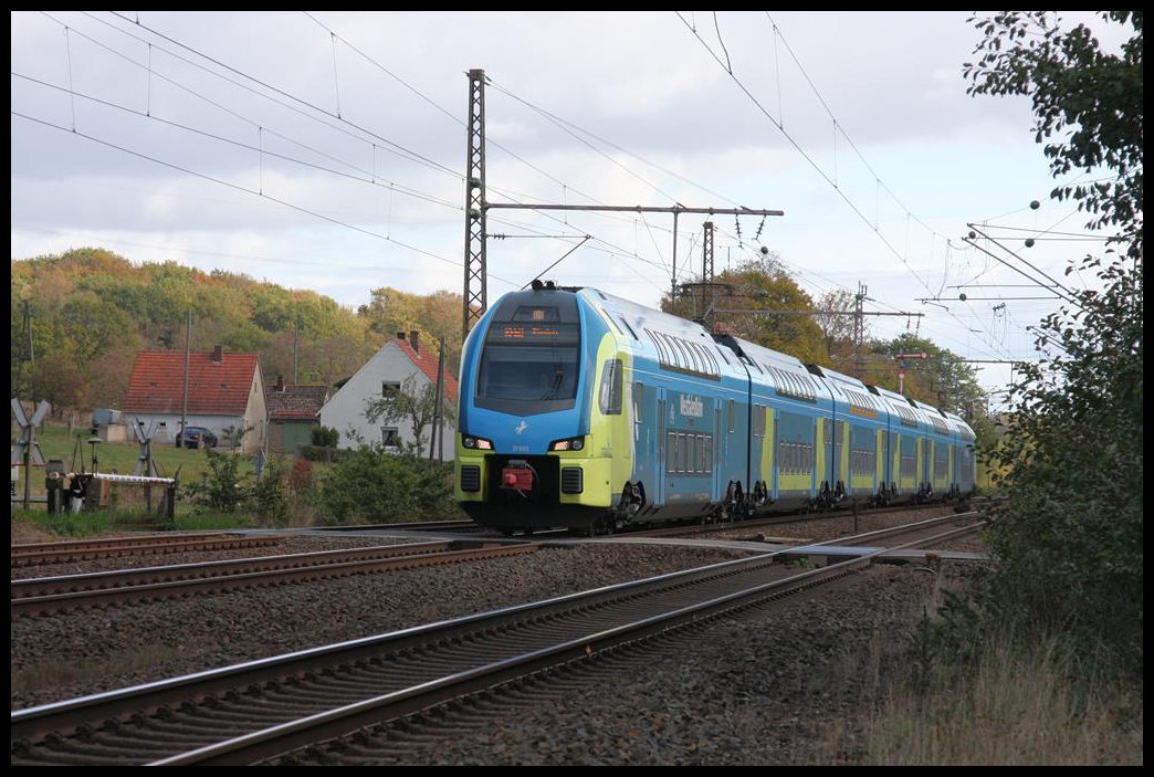 ET 603 der Westfalenbahn von Braunschweig nach Rheine braust hiermit hoher Geschwindigkeit am 22.10.2018 um 13.01 Uhr durch den Ortsteil Westerkappeln-Velpe.