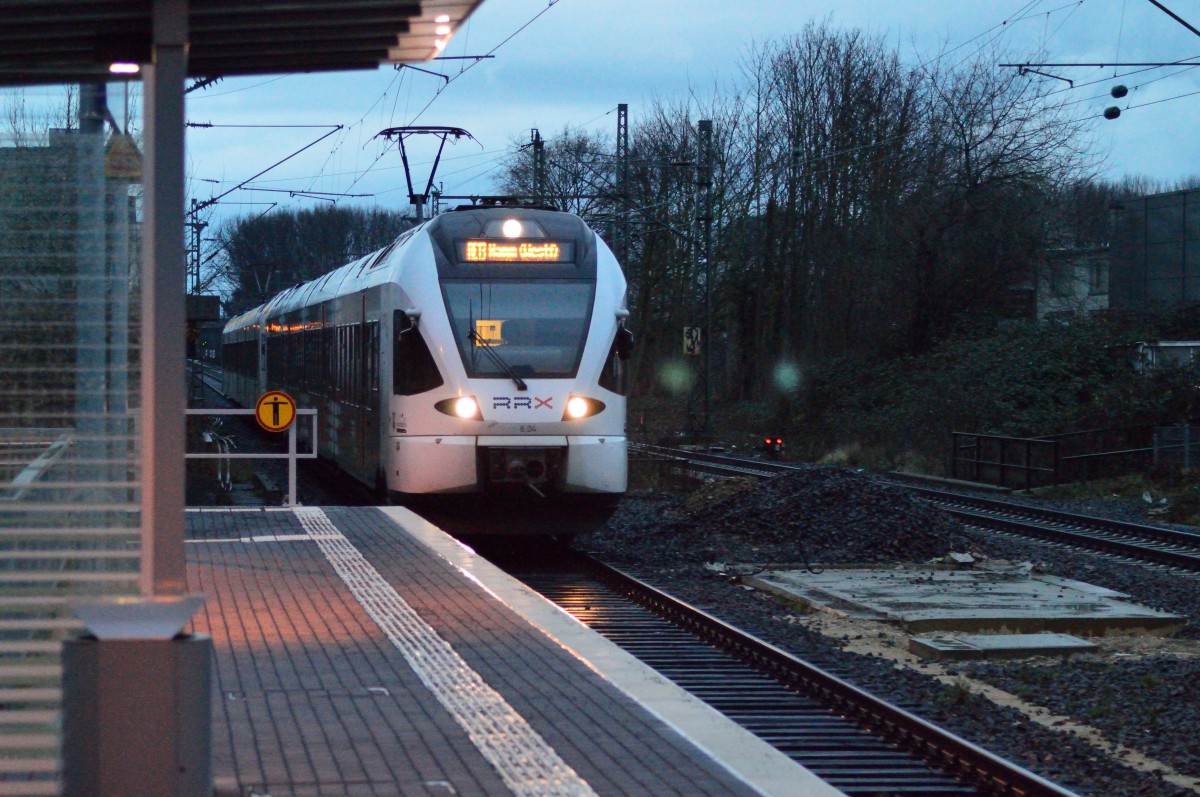 ET 6.04 mit einem ET7 bei der Durchfahrt in Kleinenbroich als RE13 nach Hamm Westfalen. 13.1.2015