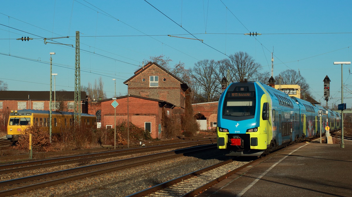 ET 610 der Westfalenbahn fährt am 29.12.2016 mit einem Weser-Leine-Express in den Westteil des Bahnhof Minden ein, links im Hintergrund wird gerade 719 501 betankt
