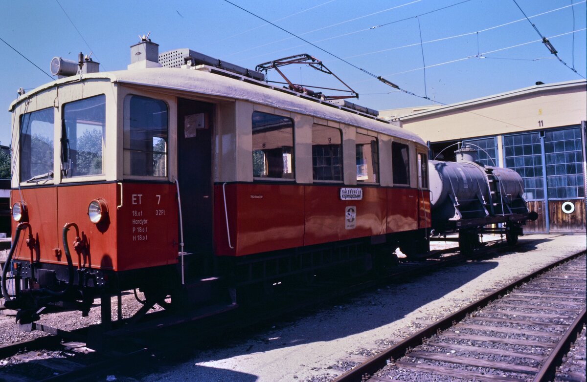 ET 7 der Salzburger Lokalbahn vor dem Depot, 03.08.1984.