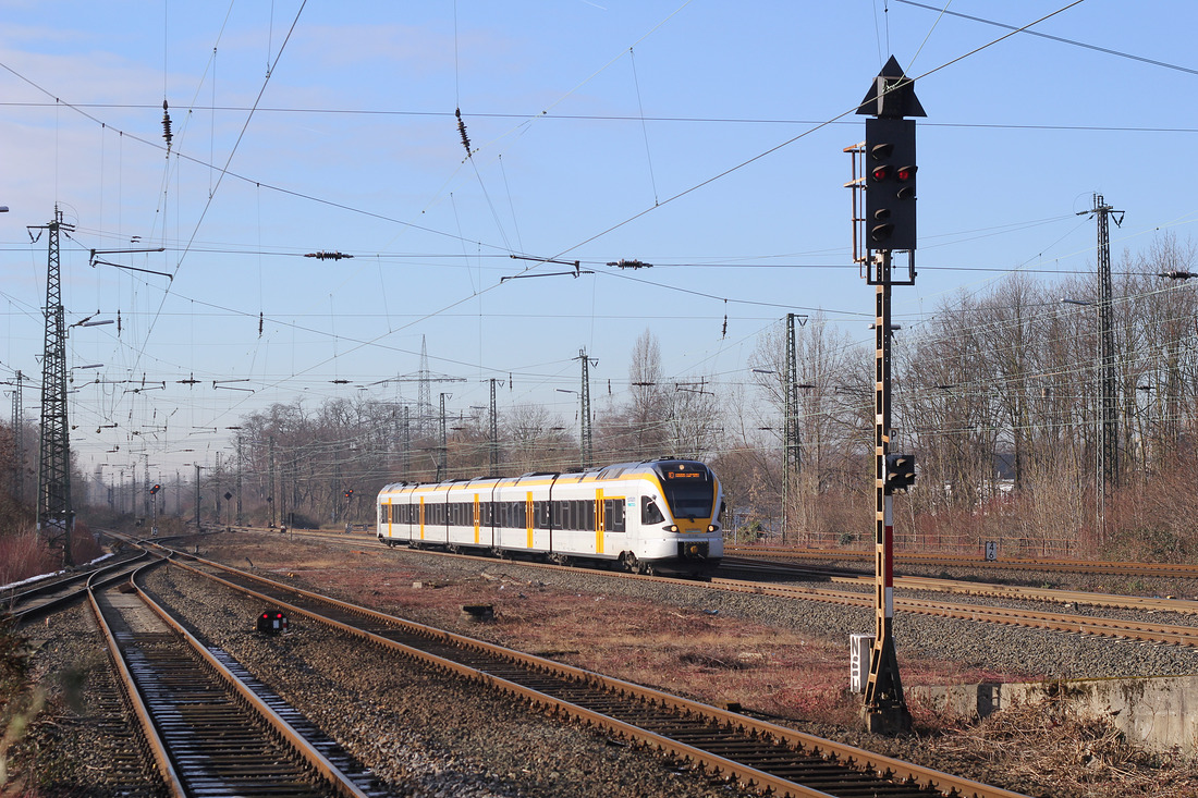 ET 7.04 erreicht als RE 3 nach Hamm (Westfalen) den Gelsenkirchener Hauptbahnhof.
Aufnahmedatum: 19. Januar 2017