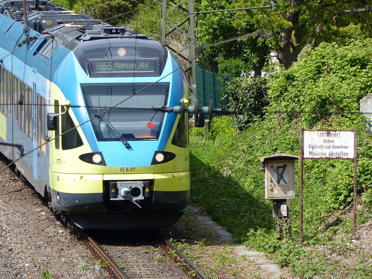 ET 8.07 in der Abstellung im Vorfeld von Rheine Pbf.; man beachte das Schild! Aufnahme: 30.04.2022