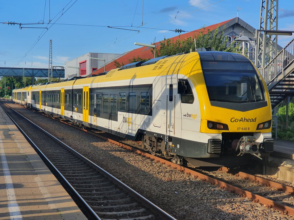 ET 9.02 B von Go Ahead mit einem weiteren Flirt 3XL macht Pause am nicht vom regulären Verkehr bedienten Gleis 1 in Winnenden, 02.07.2020.