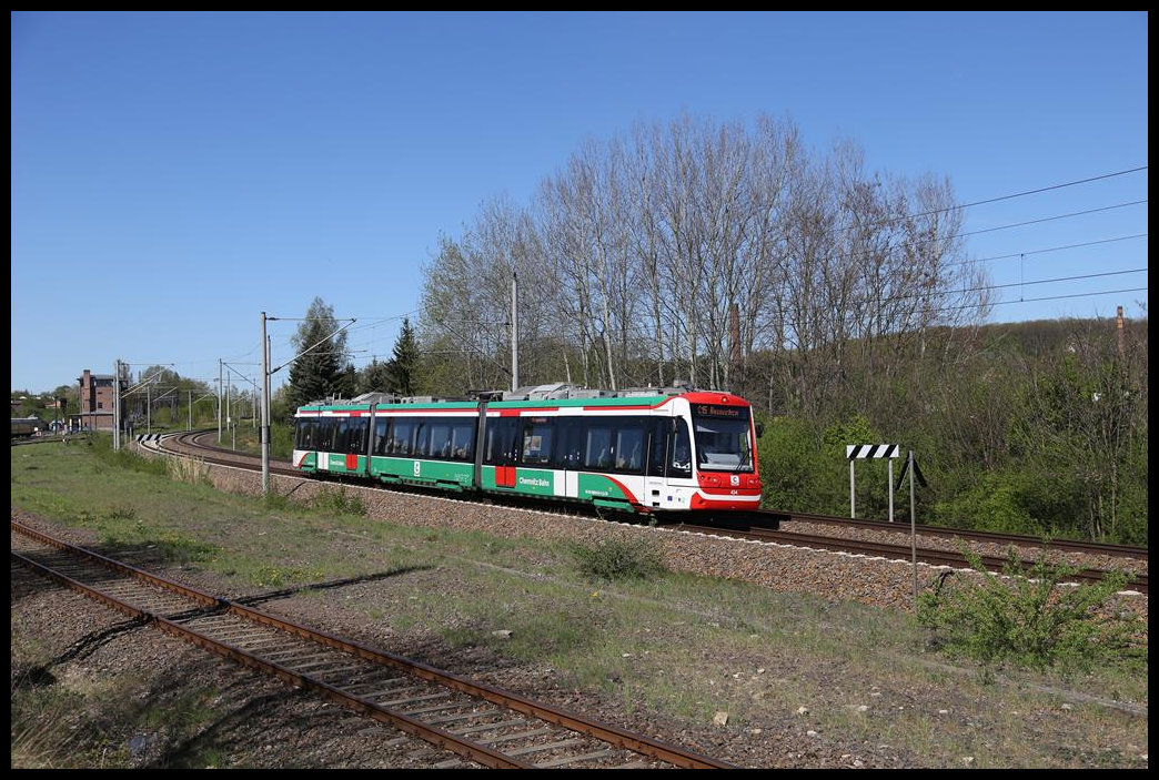 ET der Chemnitz Bahn passiert hier am 25.04.2019 um 11.02 Uhr auf dem Weg nach Hainichen das Museums BW Chemnitz Hilbersdorf.