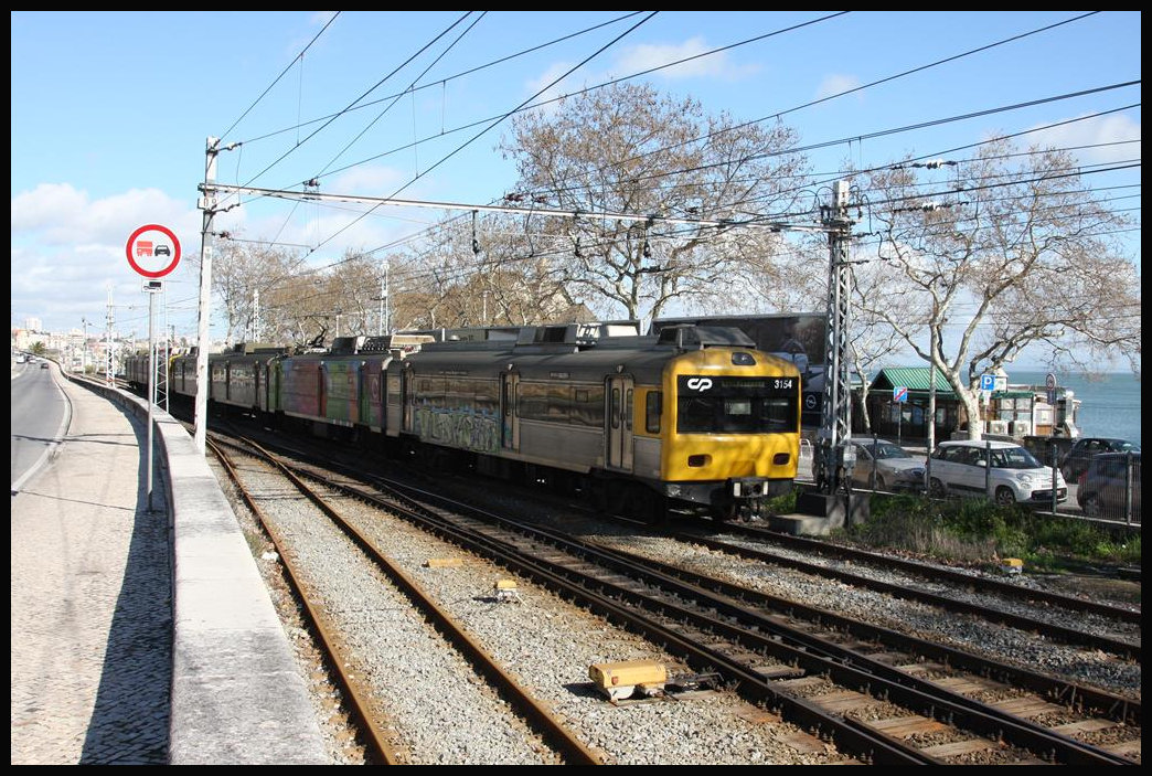 ET CP 3154 fährt hier am 20.03.2018 aus Cais do Sodre kommend in den Endbahnhof Cascais ein.