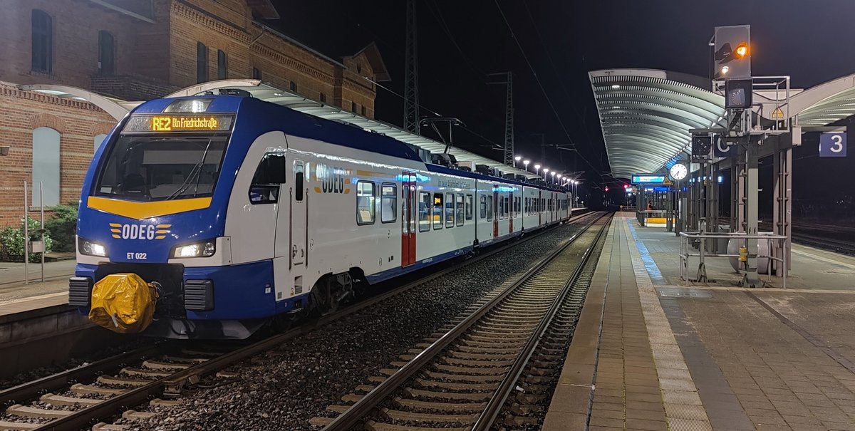 ET022 mit dem Verstärker RE2 von Cottbus nach Berlin Friedrichstraße am 23.12.2020 in Lübbenau (Spreewald).