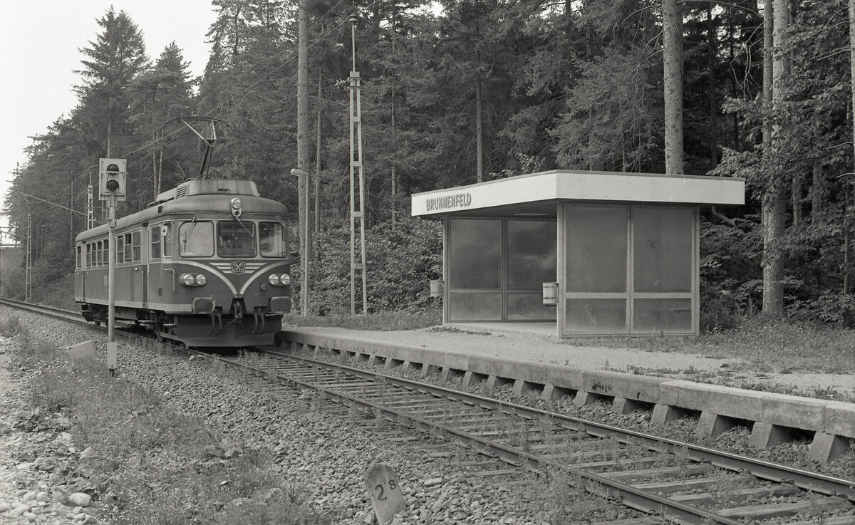 ET10 103 der Montafonerbahn auf der Fahrt von Bludenz nach Schruns bei durchfahrt in Brunnenfeld am 06.08.1977. Zeitpunkt und Zugnummer sind nicht bekannt. Scanbild 91158, Ilford FP4.