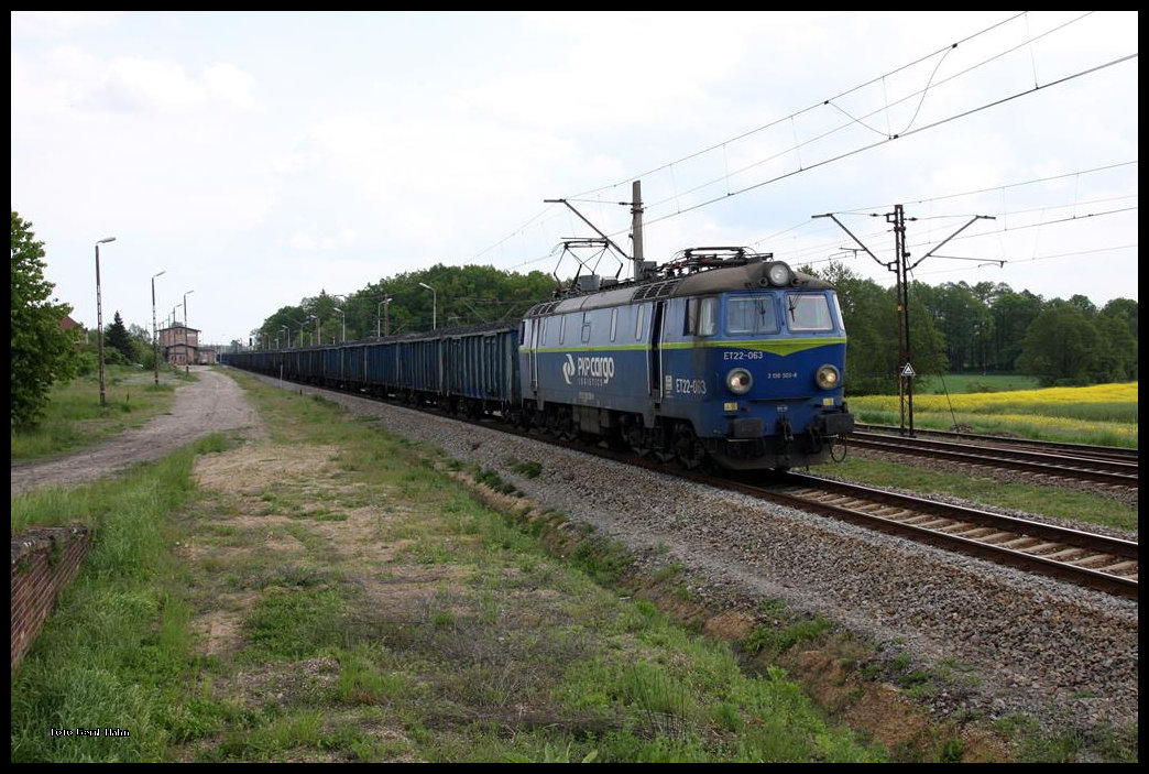 ET22-063 rollte am 21.05.2016 um 13.55 Uhr mit einem Kohlezug in Richtung Poznan durch den zum Haltepunkt zurückgebauten Bahnhof Kostow.