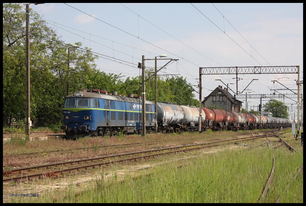ET22-1008 rollte am 20.05.2016 mit einem Kesselwagenzug in Richtung Poznan durch den Bahnhof Pleszew.