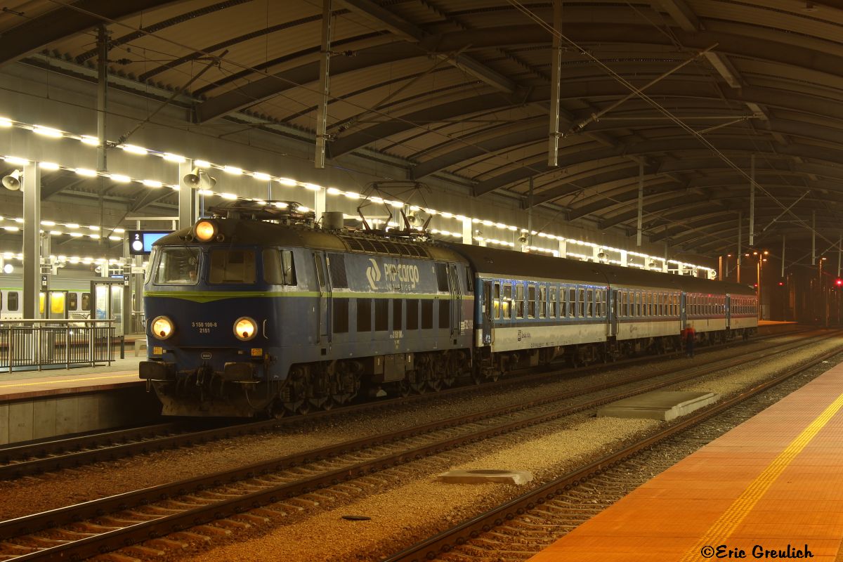 ET22 1106 am Abend des 30.10.13. in Katowice Glowny.