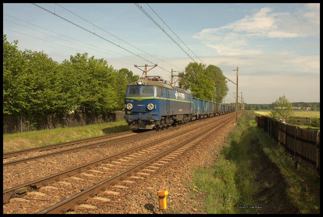 ET22-1163 war am 21.5.2016 um 9.17 Uhr bei Niedzwiedz mit einem Leerzug in Richtung Ostrow unterwegs.
