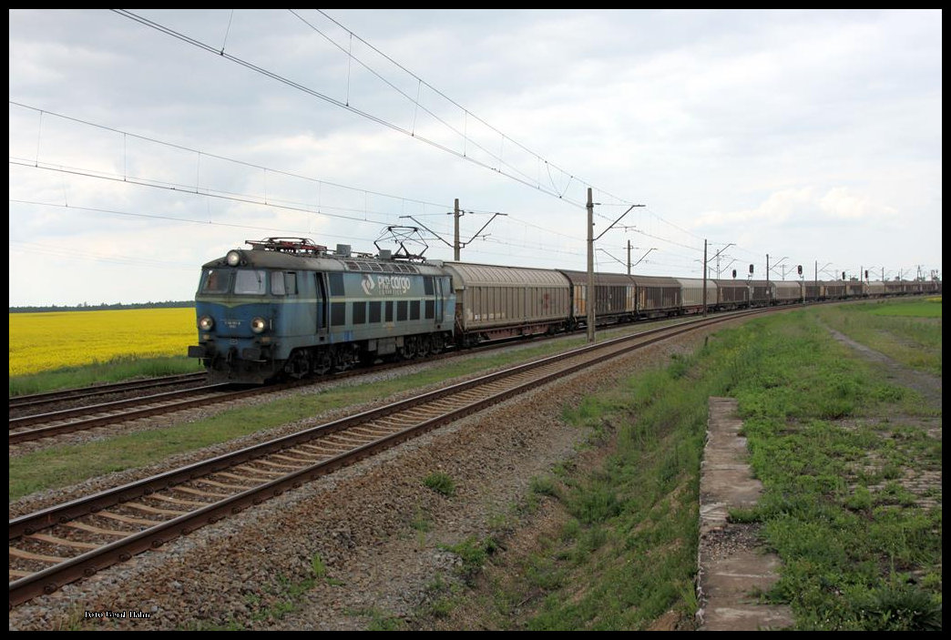 ET22-1181 war am 21.05.2016 bei Kostow mit einem Güterzug in Richtung Ostrow unterwegs.