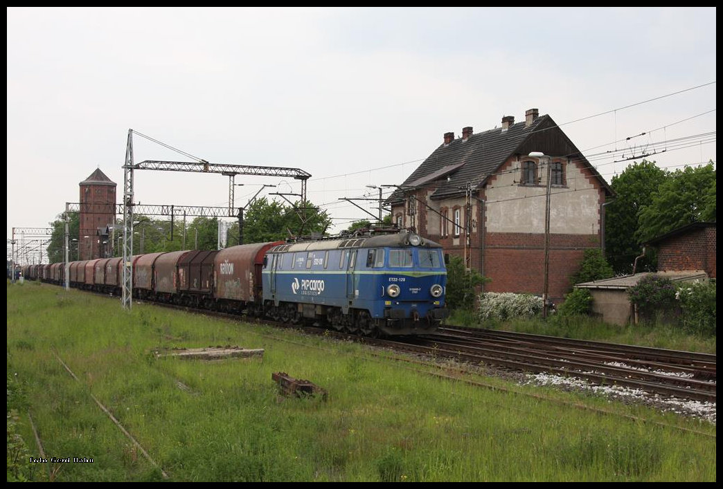 ET22-128 kam am 20.05.2016 mit einem Coilzug aus Richtung Poznan durch den Bahnhof Pleszew.