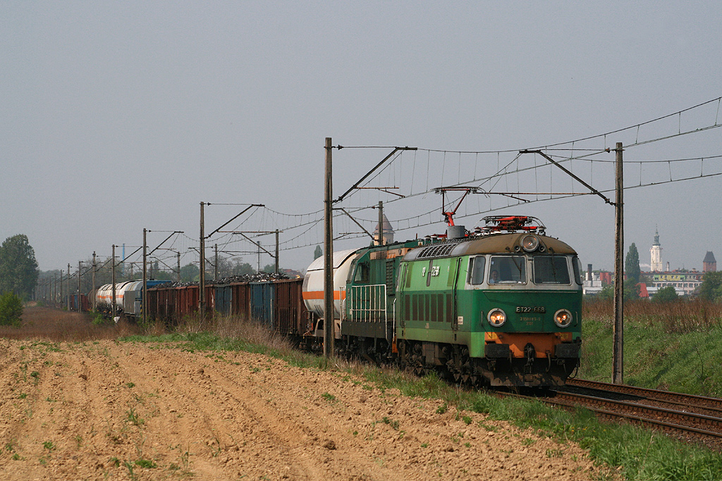 ET22-668 + SM31-075 between Namysłw and Gręboszw (30.04.2011)