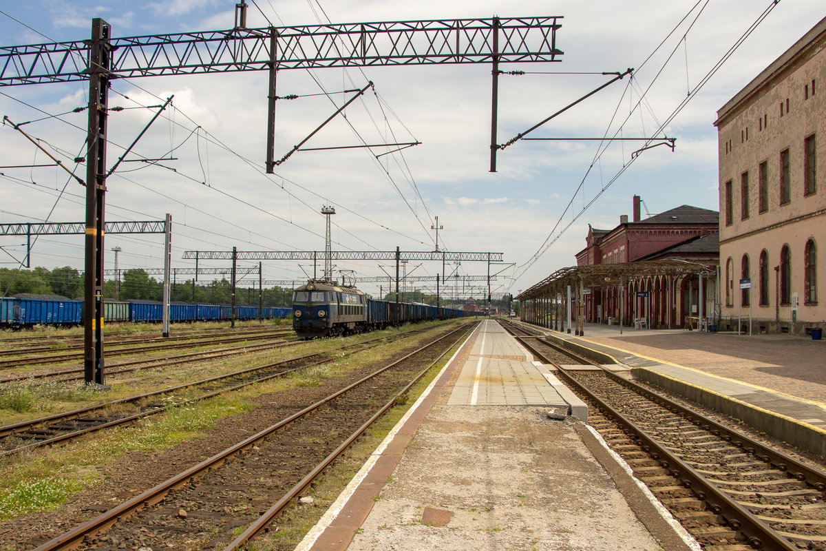 ET22-712 kommt am 7. Juli 2017 im Bahnhof Wegliniec an. 