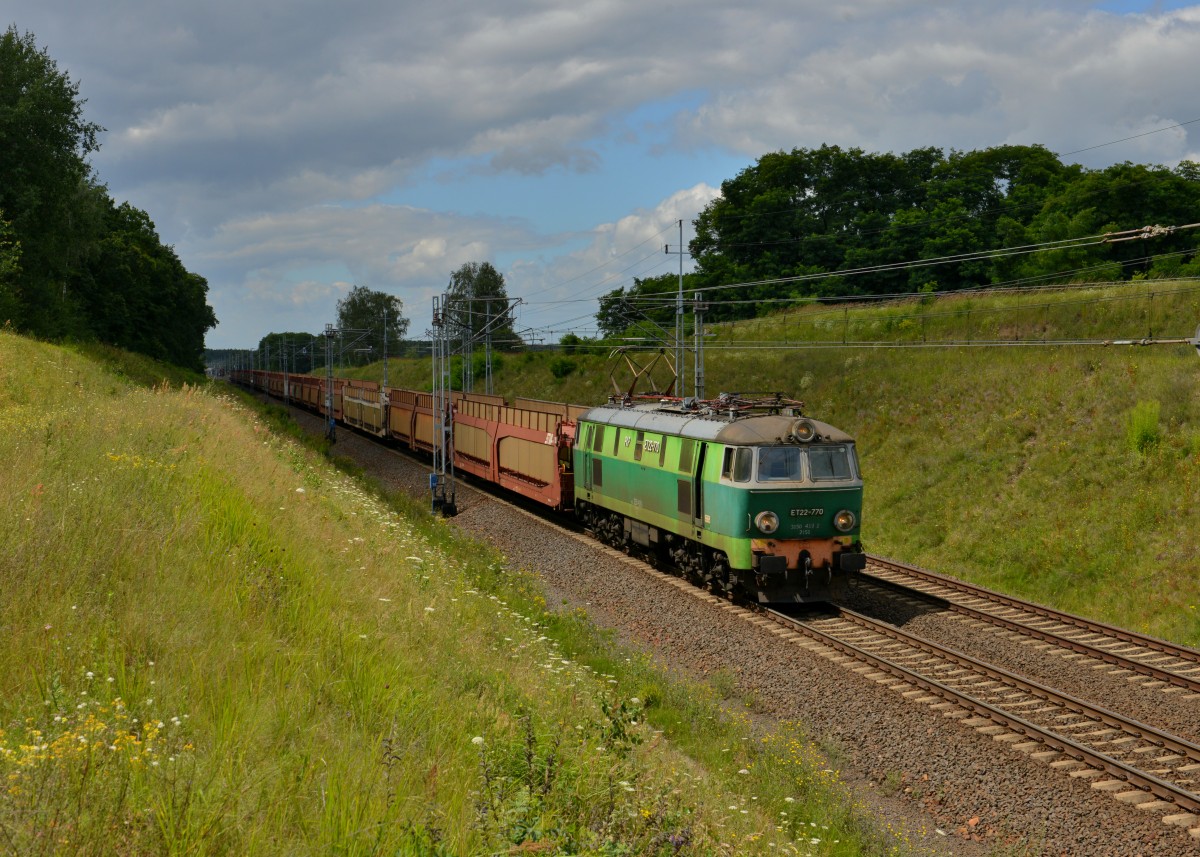 ET22-770 mit einem leeren Autozug am 20.07.2012 bei Kunowice.