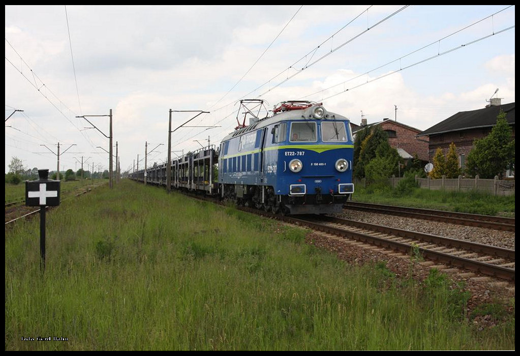 ET22-787 kam am 21.5.2016 m 11.20 Uhr mit einem Kohleleerzug in Richtung Ostrow durch Leka Opatowska.