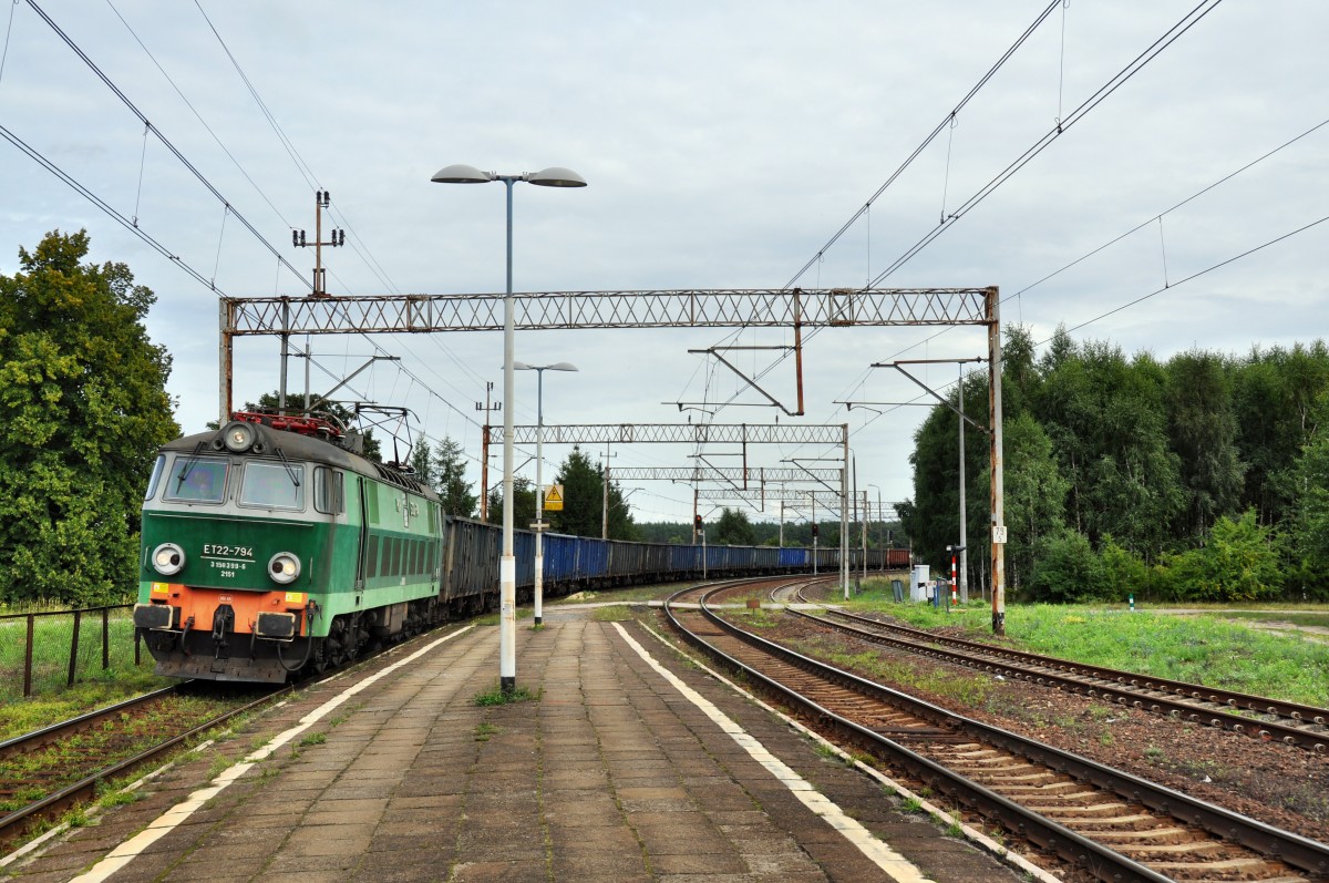 ET22 794 mit einem Gterzug bei der durchfahrt durch Warnowo in Richtung Swinoujscie  (20.08.2013)